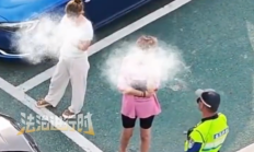 
        		两女子人肉占车位不让别车停 “他非要停在这不走”交警：没那么多事 你让就行了 !	