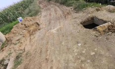 滕州一座小桥石板断裂塌陷,出现坍洞