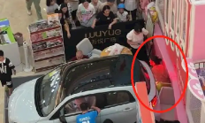 商场一零跑展车突然启动倒车撞墙人 有人受困！多方回应