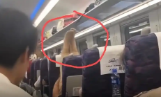 女子高铁上脱鞋将脚举起做操 12306:类似情况工作人员将制止 !