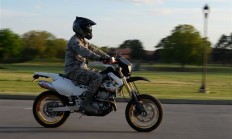 55万宝马摩托疑被恶意推倒车损10万 处于公共监控盲区：车主悬赏万元寻目击者