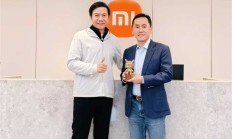 
        		小米集团副总裁/CFO林世伟入职5周年：雷军亲自颁发金米兔 !	