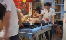 
        		广东女子在南昌吃小炒辣到“呼吸性碱中毒” 店长已为顾客当餐免单 !	