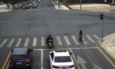 女子骑电动车肆无忌惮闯红灯被撞飞:还要负全责 !